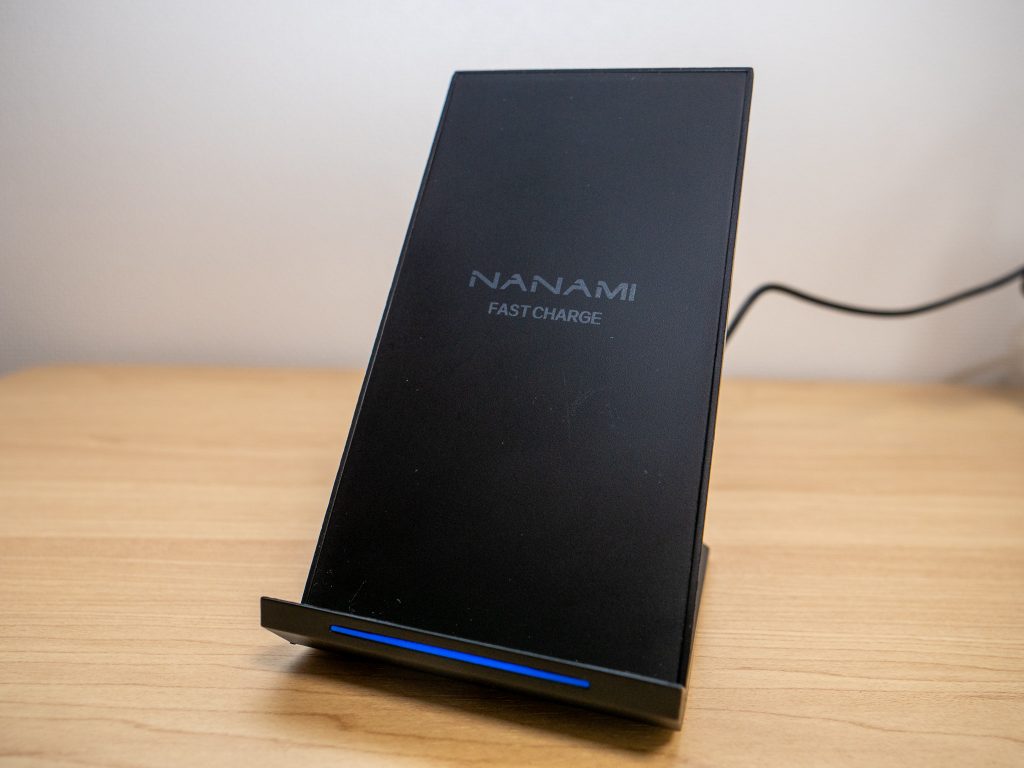 縦型タイプのスマホワイヤレス充電器「Qi 急速 ワイヤレス充電器