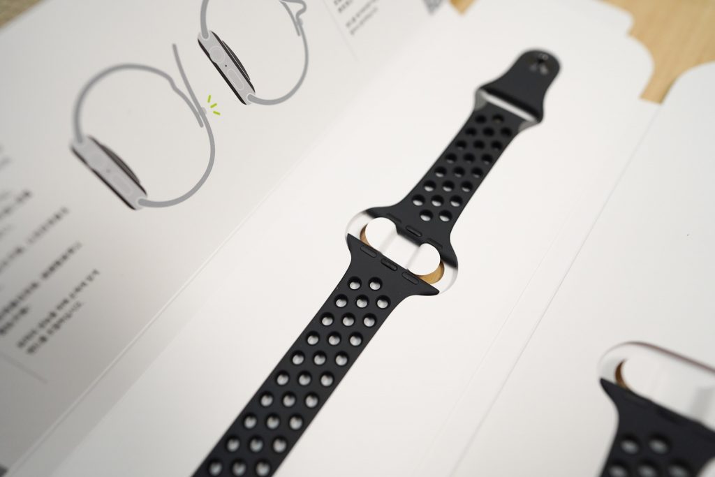 Apple - Apple Watch6 44mm Nikeバンドと充電器　未開封新品 DSC01613-375x250.jpg